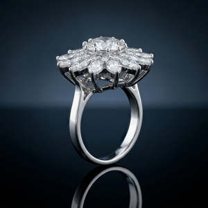Elegante anillo floral con circonitas cúbicas (CZ) en forma de marquesa y halo de rayos de sol, con engaste de puntas y acabado en oro blanco, joyería llamativa para mujer. - Product Image 3