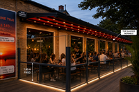 Pérgola Moderna de Aleación de Aluminio con Paneles de Vidrio Retráctiles, Diseño Ecológico e Impermeable, Marco con Recubrimiento de Polvo Negro, Motorizada