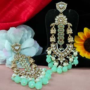 ต่างหู Kundan กับไข่มุกที่แขวนได้อย่างสวยงามตั้งอยู่ในกรอบชุบทองไข่มุกที่ละเอียดอ่อนแขวนไว้อย่างงดงามจากต่างหู - Product Image 4