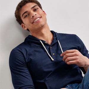 เสื้อฮู้ด Henley ของผู้ชายแบบพรีเมี่ยม100% ผ้านิ่มโพลีเอสเตอร์และดีไซน์คลาสสิกย้อมสีล้วนเพื่อความสบายในชีวิตประจำวันในฤดูหนาว - Product Image 4