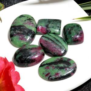 พลอยทับทิมธรรมชาติทรงรี/ทรงลูกแพร์/ทรงคุชชั่น สีเขียว ประกายมุก ขนาด 32-20 มม. น้ำหนัก 195 กะรัต สร้อยคอจี้ทำมือจากโปแลนด์ ขายส่ง - Product Image 2