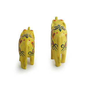 Juego de escultura tallada y pintada a mano 'The Sunny Elephants' de 2 hechos de madera de eucalipto - Product Image 2