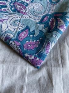 ผ้าฝ้ายพิมพ์ลายมือลายเพสลีย์สีฟ้าอมเขียว ดีไซน์คลาสสิกแบบอินโด-ยุโรป โบฮีเมียน - Product Image 3