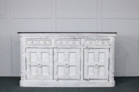 Buffet de salle à manger et de salon en bois de manguier massif, style rustique antique, extensible, avec trois portes et trois tiroirs, finition blanc vieilli.