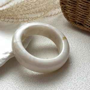 Bracelets en résine transparente de luxe faits à la main avec des inserts botaniques comme des roses, des feuilles et des perles, accessoires de mode artistique - Product Image 2