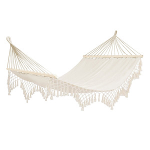 Hamaca de jardín con estructura resistente y borlas, estilo bohemio - Product Image 1