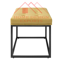 Pouf rectangulaire standard en métal jaune avec assise en tissu doux