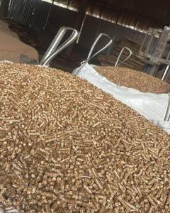 Pellets de madera de 6 mm de diámetro, forma de barra, combustible de madera pura con 0,28% de cenizas y 3% de humedad para sistemas de calefacción en bolsa - Product Image 1