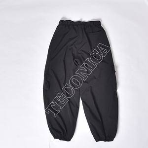 Pantalones Cargo Negros Estilo Urbano con Gráficos de Vinilo Blanco en las Rodillas, Cintura con Cordón, Bolsillos con Cremallera, Ventilaciones y Puños Elásticos - Product Image 2