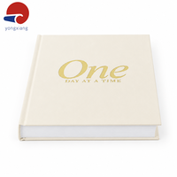 Carnet personnalisé A4 à couverture en tissu blanc cassé, reliure rigide avec estampage à chaud blanc et papier 120 g/m²