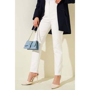 Pantalon skinny à fléchettes écru pour femme, tissu en mousseline de soie respirant avec techniques froissées pour les styles cargo et évasés de bureau - Product Image 2