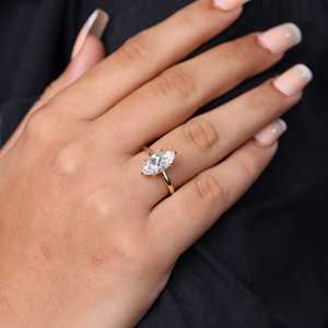 Bague de fiançailles élégante en diamant de laboratoire taille marquise avec style solitaire classique Or 10KT Clarté VS1 Luxe - Product Image 1