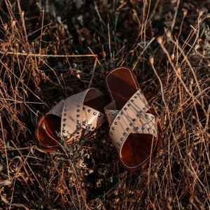Sandales plates à brides croisées pour femmes en beige véritable, fabriquées à la main au Maroc - Product Image 1