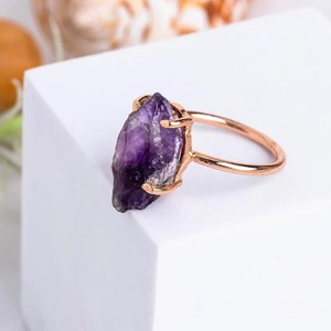 Anneaux en laiton plaqués or 18 carats avec sertissage moderne en quartz rose brut et améthyste, certifiés IEC, design paix, port quotidien, tendance - Product Image 3