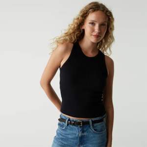 Top arrugado fluido para mujer: tela ligera, perfecta para ropa informal y de playa, disponible en una variedad de colores - Product Image 2