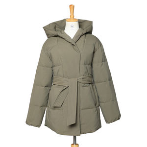 Nouvel arrivage de blouson d'aviateur d'hiver pour femmes à capuche imperméable et respirant en tissu satiné rempli de coton couleur et logo personnalisables - Product Image 1