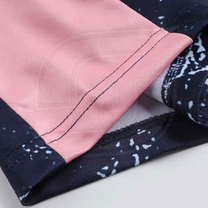 ชุดบาสเกตบอลชายคุณภาพสูงสำหรับทีม พร้อมเสื้อและกางเกงขาสั้นที่ปรับแต่งได้ ดีไซน์ระบายอากาศสำหรับฤดูร้อน เหมาะสำหรับการฝึกสอน - Product Image 6