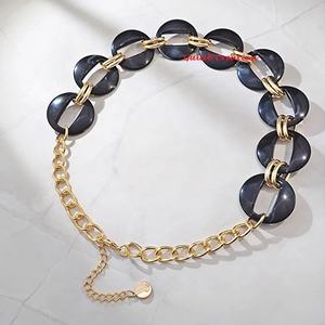 Chaîne grand collier ras du cou collier de déclaration audacieux géométrique noir résine mode tour de cou pour les femmes à la mode et moderne bijoux Look - Product Image 2