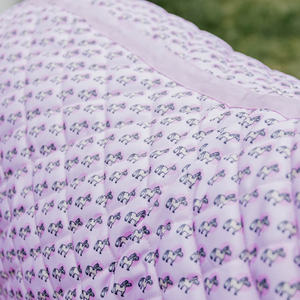 Couverture d'hiver matelassée de luxe imperméable et légère en coton et nylon pour cheval - Col en polaire - Couverture d'extérieur respirante pour cheval, couleur lavande - Product Image 3