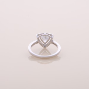 Anillo de compromiso con halo de diamantes de corte trillón de 1.1 quilates cultivados en laboratorio, oro amarillo, blanco y rosa de 18 quilates - Product Image 6
