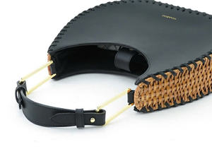 Elegante bolso de cuero y ratán hecho a mano para mujer - Product Image 4