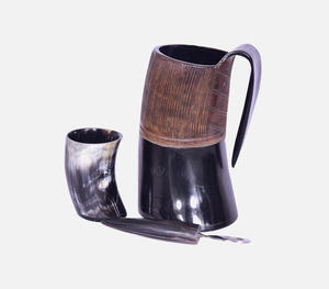 Ensemble de barware viking authentique en corne, fait main, trois pièces, comprenant un grand mug à bière avec une texture verticale sculptée à la main - Product Image 5