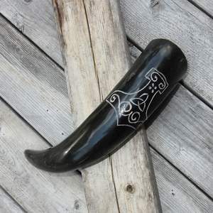 Cuerno para beber ecológico de estilo vikingo tradicional inspirado en motivos animales y religiosos - Product Image 5