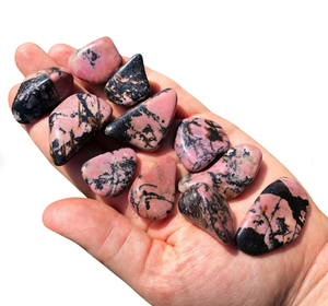 Rhodonite Tumbled Stones Vente en gros de pierres précieuses en cristal de guérison naturel Rhodonite Tumble Stone pour fournisseur de décoration de l'Inde - Product Image 2