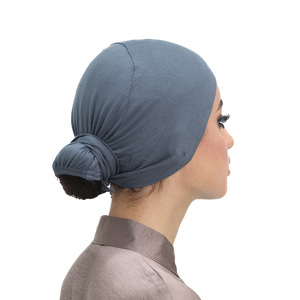 Gorro Hijab con Lazo de Carbón, Accesorio para Tops Modestos - Product Image 1