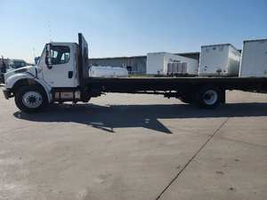 Camión de Plataforma Plana M2 2020 de 26 pies con 220 HP, Caja de Cambios Automática de 6 Velocidades, Resistente y Eficiente en Consumo de Combustible para Transporte Comercial - Product Image 3