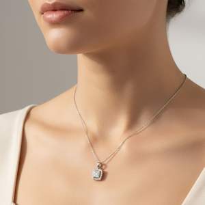 Collar con Colgante de Halo Cuadrado con Diamantes Redondos Brillantes de 0.75 CTW y Engaste Pavé en Oro de 9K - Product Image 6