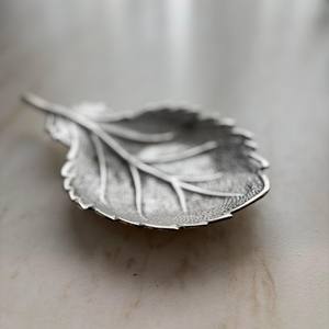 Plateau de service couleur argent en relief en forme de feuille Cadeaux de pendaison de crémaillère Dernière arrivée Pièce élégante - Product Image 6