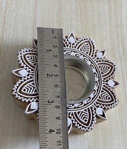 Porte-bougie en bois sculpté à la main en forme de lotus : Décoration indienne - Product Image 3