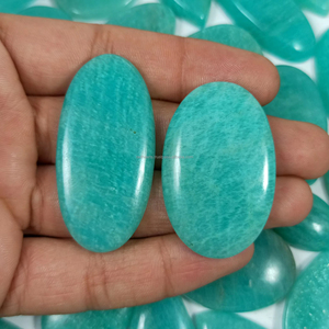 Radha Arts Amazonite Naturelle Vert Bleuâtre, Cabochons Faits Main de Formes Variées, Pierres Précieuses en Vrac, Cristal de Guérison Enroulé sur Fil, Vente en Gros - Product Image 1