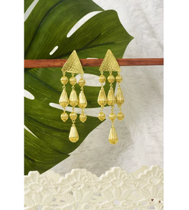 Pendientes de Oro Artísticos Únicos con Diseño Contemporáneo, Perfectos para Looks Casuales y Atuendos Formales, Hechos en India - Product Image 2
