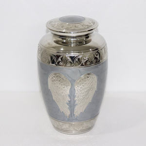 Urnes de crémation ailes d'ange de meilleure qualité pour cendres humaines Urne en cendres en laiton avec ailes gravées Urnes en laiton artisanales avec revêtement en émail - Product Image 2