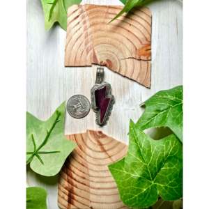 Colgante Navajo Hecho a Mano con Bisel de Concha de Ostra Espinosa Morada en Plata de Ley, Tecnología Única de Incrustación en Bisel - Product Image 2