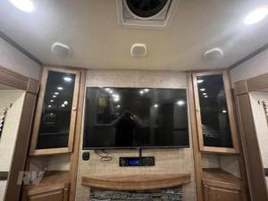 Autocaravana FO-R-E-S-T RV R-I-V-E-R F-L-A-G S-T-A-F-F SUPER LITE 8529RLWS 2017, USADA EN BUEN ESTADO, DISPONIBLE PARA LA VENTA - Product Image 2