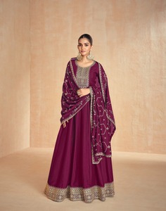 Impresionante Vestido Anarkali de Diseño Indio-Pakistaní en Tela de Seda Premium con Bordado Zari y Lentejuelas, Exclusivo para Fiestas y Bodas - Product Image 1