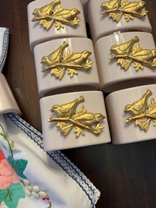 Blanc avec or Design Rond de serviette Accessoire de décoration de table élégant pour la maison Salle à manger Mariage et fête Look élégant et luxueux - Product Image 6