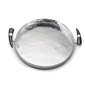 Plateau de service rond en métal de style nordique moderne, plaque décorative martelée avec poignées en corne noire pour table basse et réception de fête - Product Image 1