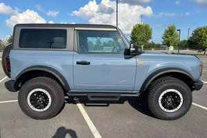 Ofertas de Temporada 2024, Badlands Sin Modificar, Transmisión Manual de 7 Velocidades, 4x4, Paquete Sasquatch, Cámara Trasera, Volante a la Izquierda - Product Image 2