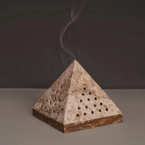 Brûleur d'encens en pyramide de marbre classique avec base en bois et trous de ventilation pour Oud & Bakhoor - Product Image 1