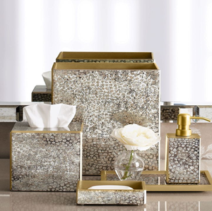 Accesorios de baño dorados adornados con un patrón de desplazamiento de filigrana clásico para un estilo vintage y elegante, disponibles - Product Image 3