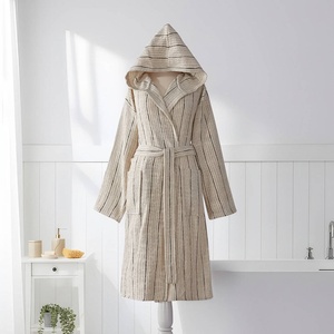 Albornoz de algodón turco Santorini, color taupe a rayas, con capucha - Product Image 1
