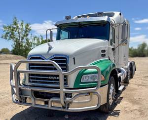 รถบรรทุกมือสอง Macks Pinnacle CXU 613 ปี 2017 2018 สภาพดีมาก แบบสามเพลา หลังคาสูง มีที่นอน  ดีเซล  ขายทั่วโลก - Product Image 4