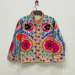 Veste d'hiver courte à col montant, respirante et à séchage rapide, en velours Suzani rose, faite à la main et matelassée - Product Image 1