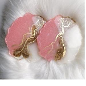 Plateau à parfum décoratif en résine peint à la main, écologique, rose, fait sur mesure, ensemble de plateau et de sous-verre - Product Image 1