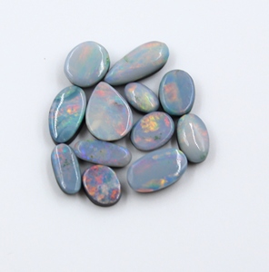 13,00 quilates Ópalo australiano natural Doblete Ópalo de fuego rojo Doblete Ópalo australiano Doblete Lote 12 piezas Tamaño 6X4MM a 9X7MM - Product Image 1