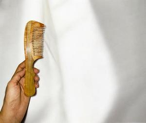 Peine de bambú reciclable de estilo clásico, peine de madera Antiestático de dientes anchos para hoteles, uso doméstico, pulido F.S. Estoy de moda - Product Image 4